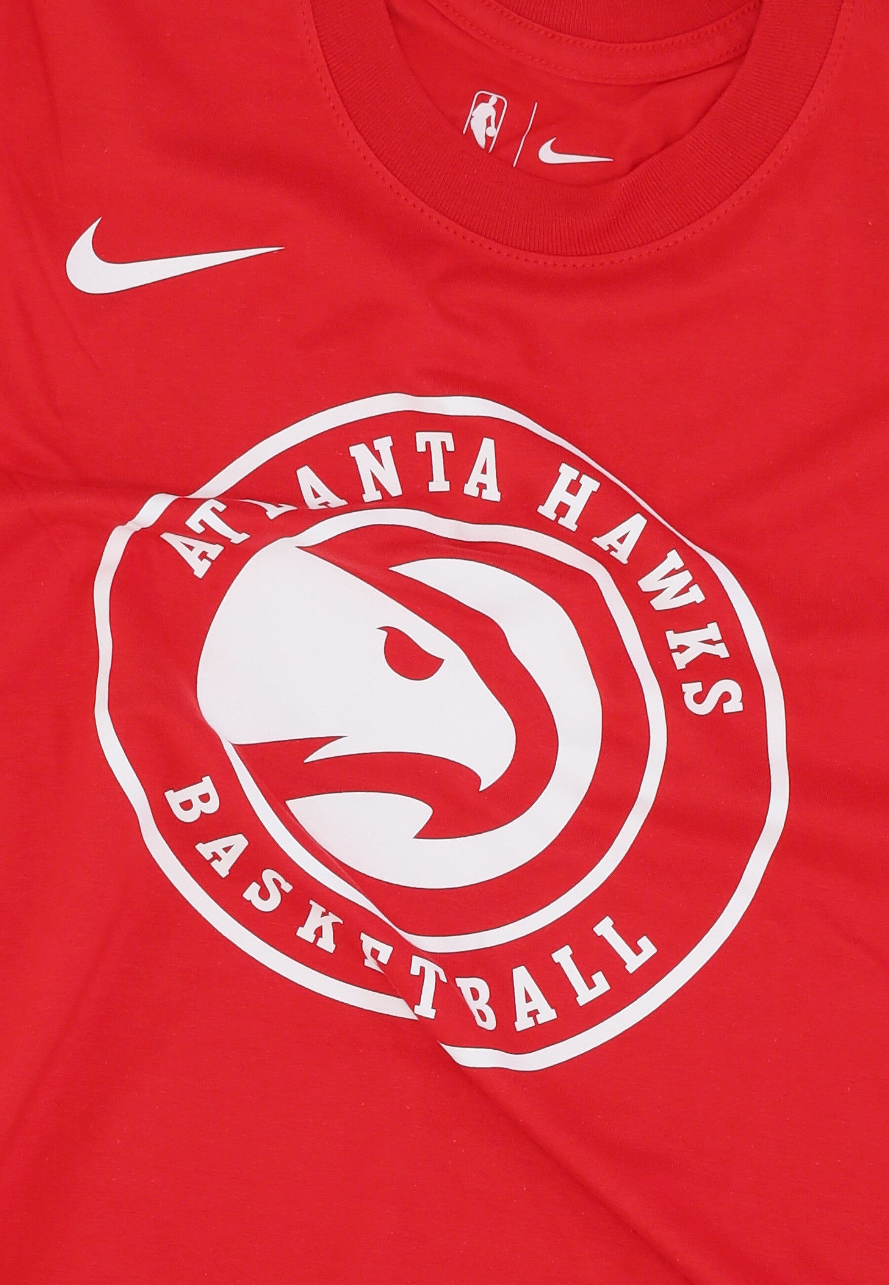 Maglietta Uomo Nba Essential Logo1 Tee Atlhaw University Red FJ0225-657